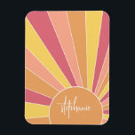 Ímã Raio solar retrorado - nome do script arco-íris pa<br><div class="desc">Um design de nascer do sol colorido, de faixa retrorativa, com cores pastel. As listras são pastéis - vermelho, laranja, amarelo e azul claro. Adicione o seu nome ou monograma para fazer disto um ímã pessoal que se destacará entre os seus amigos. O nome é um script de tendência em...</div>