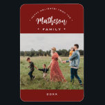 Ímã Red Modern Happy Holidays Custom Family Ano de Fot<br><div class="desc">Apresentando o Red Modern Happy Holidays Custom Family Photo Year Magnet! Este cartão magnético chic e na moda é a forma perfeita de enviar uma saudação especial de alegria aos seus entes queridos durante o feriado. A design apresenta as palavras "Felizes Feriados!" elegantemente curvadas em cima do sobrenome do roteiro...</div>