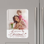 Ímã Red Romantic Calliografia Feliz Foto de Natal<br><div class="desc">Magneta romântica e elegante da cozinha de fotos de feriado. Para personalização mais avançada deste design,  clique no link Personalizar Mais para alterar a fonte,  o tamanho,  a cor,  etc.</div>