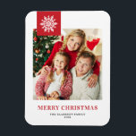 Ímã Red Snowflakes Tag Feliz Foto de Natal<br><div class="desc">Celebre o espírito de Natal com nosso ímã de Natal fotográfico personalizável! Perfeito para capturar os seus momentos festivos favoritos, este ímã permite-vos criar uma vigilância única que mostra a alegria e o amor da vossa família durante a época de férias. Este ímã de Natal ilustra a tipografia clássica com...</div>