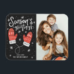 Ímã Red Winter Mittens Photo Season Saudações<br><div class="desc">Celebre o espírito de Natal com nosso ímã de Natal fotográfico personalizável! Perfeito para capturar os seus momentos festivos favoritos, este ímã permite-vos criar uma vigilância única que mostra a alegria e o amor da vossa família durante a época de férias. Esta foto do ímã de Natal apresenta caligrafia moderna...</div>