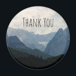 Imã Região de Foto Natural dos Alpes Obrigado<br><div class="desc">Obrigado imã com uma fotografia de belas montanhas,  céu nublado,  e colinas rolantes cheias de árvores em primeiro plano. esquema de cor azul da cinza.</div>