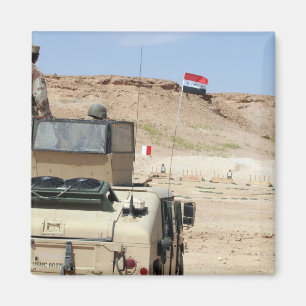 Imã Relógios de um instrutor como um soldado iraquian