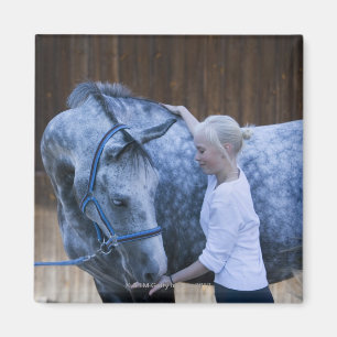Imã retrato da rapariga que guardara o cavalo branco