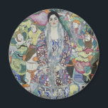 Imã Retrato de Friederike Maria Beer por Gustav Klimt<br><div class="desc">Retrato de Friederike Maria Beer (1916) por Gustav Klimt é uma pintura de retrato de arte vitoriana do simbolismo da era vitoriana. Friederike-Maria pediu que Klimt a pintasse num vestido de oficina vienense que ela vestia exclusivamente. Klimt decidiu que deveria vestir seu dentro de casaco de pelo para fora para...</div>