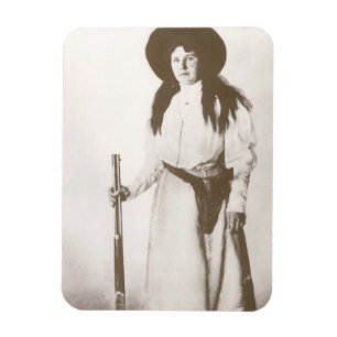 Ímã Retrato fotográfico de uma vaqueira segurando um r