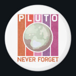 Imã Retro Never Forget Pluto Funny Space Science<br><div class="desc">This never forget pluto 1930 - 2006 vintage style apparel is a funny space lover gifts for astronomers, science teachers, physicists, and mathematician or astrophysicist who are old enough to remember back in their days we had 9 planets in the solar system, Whether you're scientists, chemists, biologists, engineer, or space...</div>