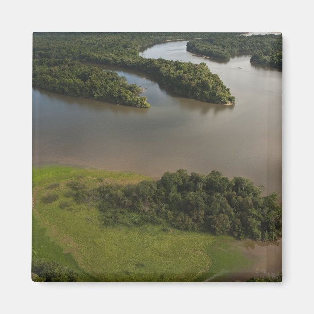 Imã Rio Essequibo, o mais longo rio da Guiana, e (Frente)