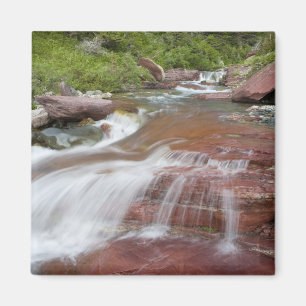 Imã Rocha vermelha em Baring Creek no Glacier National