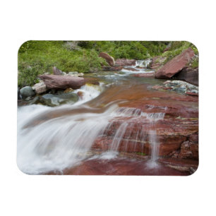 Ímã Rocha vermelha em Baring Creek no Glacier National