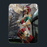 Ímã Rockefeller Center Drummer Boy Natal Nova Iorque<br><div class="desc">Apresenta uma fotografia a cores original de uma estátua "Little Drummer Boy", adorando o Rockefeller Center para a época de Natal. Fotografado em Manhattan, Nova Iorque. Muitas outras fotografias da NYC e da natureza também estão disponíveis neste compro. Não vê exatamente o que está procurando? Entre em contato com Rebecca...</div>