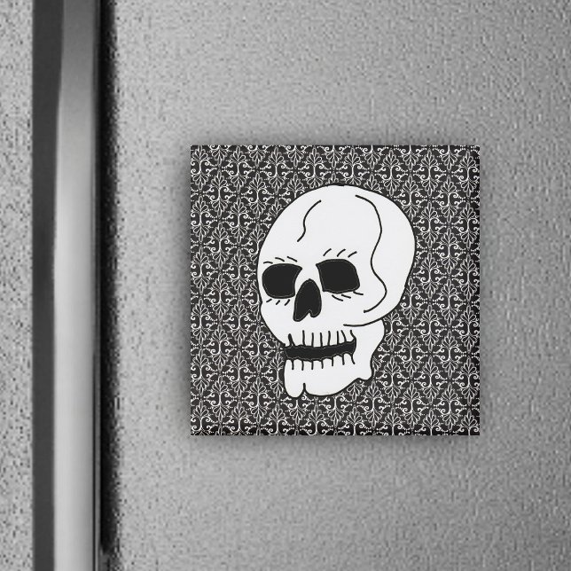 Imã Rolagem e Caveira Gótica (White skull on black and white fancy damask pattern with scrolls on square magnet.)