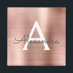 Imã Rosa Dourado - Nome do Monograma de Metal Pincelad<br><div class="desc">Rosa Dourado - Folha rosa esbranquiçada Folha esfregada Metálica Bruta Monograma e Magnet de Partido Inicial. Isto faz o doce e perfeito aniversário de 16 anos,  casamento,  chá de panela,  aniversário,  chá de fraldas ou festa de solteira presente para alguém que ama luxo de luxo e estilos quíticos.</div>