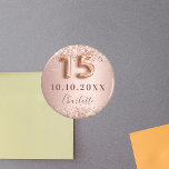 Imã Rosa ouro de Quinceanera reluz, salvem a data<br><div class="desc">Imã salve a data elegante, clássica, glamourosa e feminina para uma Quinceañera, festa de aniversário 15. Rosa dourado e fundo de gradiente de descarga. Decorado com rosa dourado, falso brilho, faíscas. Personalize e adicione um nome. O nome é escrito com um moderno e escuro estilo escrito à mão, com rosa....</div>