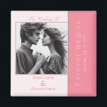 Imã Rosa Pink Forever Inicia Casamento Fotográfico Mod<br><div class="desc">O design é elegante e minimalista, com o tema "Começos Anteriores" a rosa rosa. O imã de modelo inclui campos de tipografia personalizáveis para o tema do casamento, introdução, os nomes da noiva e do noivo, o símbolo de união e a data do casamento. Trata-se de uma simples adição elegante...</div>