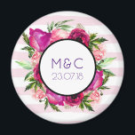 Imã Rosa Rosa Rosa Rosa Rosa Rosa Rosa Rosa Rosa Rosa<br><div class="desc">Um imã de data de casamento personalizado com as iniciais do casal. Projetado com um buquê floral composto por rosas de rosa claro e papoilas cor-de-rosa escuras com muitas folhas verdes e peludas. Um quadro em camadas acima para colocar seu dentro de texto personalizado. O fundo é um padrão de...</div>