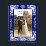 Ímã Rosace Azul<br><div class="desc">Desenho de uma janela de vidro manchado semelhante à de uma antiga catedral europeia: a base desse padrão é uma janela rosa, com toques de várias cores, incluindo tons de azul, sobre um fundo azul marinho. Inclusões de rochas azuis (desenhadas). Este design também está disponível em vermelho cardinal em minhas...</div>