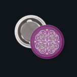 Imã Rosace vermelho cardinal<br><div class="desc">Desenho de uma janela de vidro manchado semelhante à de uma antiga catedral europeia: a base desse padrão é uma janela rosa, com toques de várias cores, inclusive tons de rosa, sobre um fundo vermelho cardeal. Inclusões de rochas brancas (desenhadas). Este design também está disponível em azul marinho em minhas...</div>