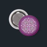 Imã Rosace vermelho cardinal<br><div class="desc">Desenho de uma janela de vidro manchado semelhante à de uma antiga catedral europeia: a base desse padrão é uma janela rosa, com toques de várias cores, inclusive tons de rosa, sobre um fundo vermelho cardeal. Inclusões de rochas brancas (desenhadas). Este design também está disponível em azul marinho em minhas...</div>