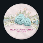 Imã Rosas azuis e Buquê Floral Coroa Casamento<br><div class="desc">Um ímã de casamento desenhado com uma foto de rosas azuis cercado por galhos e folhas e ricos. As bolhas também formam uma forma de coroa. Flores brancas e arcos azuis bonito e fita branca de legado também rodeiam os rosas. Colocado sobre um fundo de mármore rosa empoeirado.</div>