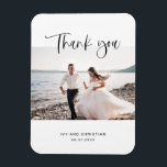 Ímã Roteiro De Casamento Obrigado Foto Magnet<br><div class="desc">Obrigado de foto de casamento,  seu imã. Escrito preto simples e doce. Foto centrada com nomes e data. Desenhado por Kimberly Brett.</div>