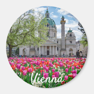 Imã Rua. Charles Church em primavera em Viena, Áustria