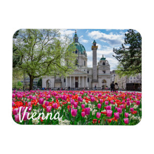 Ímã Rua. Charles Church em primavera em Viena, Áustria