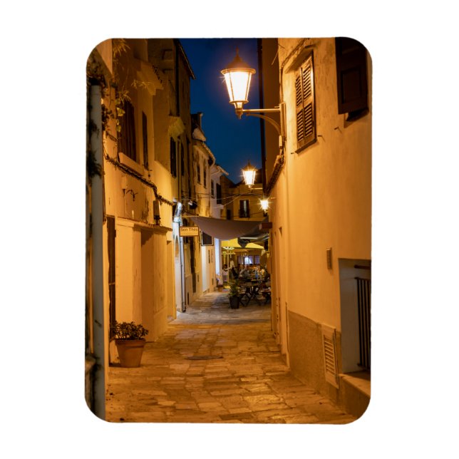 Ímã Rua estreita iluminada antiga em Mahon - Menorca (Vertical)