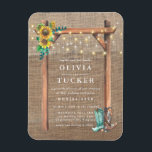 Ímã Ruptura Rústica Madeira Convite de casamento de gi<br><div class="desc">Rua do Orçamento Burlap Wood Sunflower Invitation Magnet - Este é o convite perfeito para noiva e noiva que amam um tema rústico. Nosso ímã de convite para o casamento apresenta um arco de madeira rústica adornada com girassóis vibrantes e girassóis girando em um fundo de burlap angulado. Um par...</div>