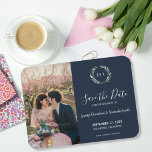 Ímã Rustic deixa foto de monograma Salvar data<br><div class="desc">Casamento botânico de cor d'água monograma elegante Salve o ímã de data com sua própria foto. Para primavera, verão, outono ou casamento no inverno. Design de aquarela verde da oliveira sobre fundo azul marinho. Você pode facilmente adicionar sua própria foto para torná-la muito pessoal e exclusiva e adicionar seu próprio...</div>