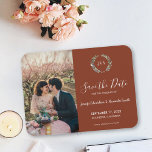 Ímã Rustic deixa foto de monograma Salvar data<br><div class="desc">Casamento botânico de cor d'água monograma elegante Salve o ímã de data com sua própria foto. Para primavera,  verão,  outono ou casamento no inverno. Design de aquarela verde do ramo de oliveira. Você pode facilmente adicionar sua própria foto para torná-la muito pessoal e exclusiva e adicionar seu próprio texto.</div>