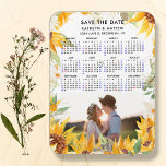 Ímã Rustic Floral Greenery Foto Simples Salvar Data<br><div class="desc">Rustic Floral Greenery Simple 'Save the Date' Magnet com Calendário Anual 2024 com uma bela Foto. Diga a sua família, amigos e colegas que você marcou uma data para sua celebração de casamento com este magnata elegante. Para mover o marcador Dourado em forma de coração > clique em azul ‘Personalizar’...</div>