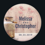 Imã Rustic Milk Can Country Weddate<br><div class="desc">Comemoração de casamento / imã salve a data com seus nomes personalizados e data de casamento. Projetado com um tema de país rústico. Uma lata velha de leite enferrujante com trigo e flores vermelhas desbotadas no fundo,  colocada contra um pano de madeira esmaecido.</div>