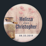 Imã Rustic Milk Can Country Weddate<br><div class="desc">Comemoração de casamento / imã salve a data com seus nomes personalizados e data de casamento. Projetado com um tema de país rústico. Uma lata velha de leite enferrujante com trigo e flores vermelhas desbotadas no fundo, colocada contra um pano de madeira esmaecido.</div>