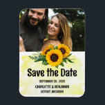 Ímã Rustic Sunflower Weding Save the Date Photo<br><div class="desc">Casamento Rústico de Girassol Salve o Magneta de Foto Data é um design único perfeito para seus convidados para o tema do casamento como rústico, girassol, primavera de verão ou botânico e jardim. Ele apresenta fundo de madeira, modelo para fotografia e texto. Clique no botão personalizar para personalizá-lo com seu...</div>
