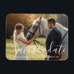 Ímã salvar a data: foto de casamento de manuscrito bra<br><div class="desc">elegante,  salve a data,  foto de casamento branco de caligrafia Magnet</div>