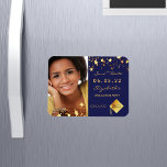 Ímã Salvar a festa de formatura de fotos de 2022 azul<br><div class="desc">Uma placa de Imã salve a data de fotos para a festa de formatura 2022. Na frente: Adicione sua própria foto vertical do formando. Uma cor azul de fundo marinho, decorada com estrelas douradas falsas. Personalize e adicione um nome e data. Ouros. Nome e texto: Salvar a data é escrito...</div>