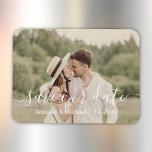 Ímã salvar a foto de casamento da manuscrita branca ch<br><div class="desc">salvar nossa data,  moderno script country foto de casamento,  personalizado</div>