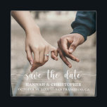 Imã Salvar O Script Elegante Moderno De Fotografia De<br><div class="desc">Anuncie sua data de casamento com esses imã salve o dia elegantes de guião manuscrito. Personalize com sua própria foto e detalhes do casamento.</div>