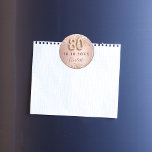 imã salve a data aniversário rosa de 80<br><div class="desc">Imã salve a data elegante, clássica, glamourosa e feminina para uma festa de aniversário 80. Rosa dourado e fundo de gradiente de descarga. Decorado com rosa dourado confetti. Personalize e adicione um nome. O nome é escrito com um moderno e escuro estilo escrito à mão, com rosa. O número 80...</div>