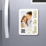 Ímã Salve A Data Branca, Na moda Dourada Modern Weddin<br><div class="desc">Salve a data White Dourada Na moda com Script Modern Wedding Magnets apresenta um fundo branco com sua foto personalizada. Personalize com seu texto editando o texto nas caixas de texto fornecidas e adicione o URL do seu site para o seu código QR personalizado. Projetado para você por ©Evco Studio...</div>