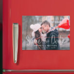 Imã salve a data de Foto Simples Casual de Casamen<br><div class="desc">Seu casamento salve as informações de data em letras quentes e sua foto em papel magnético! Impressos em cheio, cor vibrante com acabamento brilhante alto em papel grosso com suporte magnético preto, essas placas causarão uma impressão. Você pode colocar este design em papel comum ou postais. O Serviço de Design...</div>