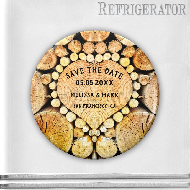 Imã salve a data de Madeira Coração (A Save the Date magnet featuring a heart shaped wood trunk with tree rings.)