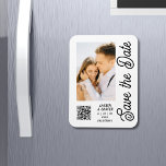 Ímã Salve A Data Do Na moda Branco Negro<br><div class="desc">Salve a data em que o Na moda branco preto apresenta os modernos Números de Casamentos com um fundo branco com a sua fotografia personalizada. Personalize com seu texto editando o texto nas caixas de texto fornecidas e adicione o URL do seu site para o seu código QR personalizado. Projetado...</div>
