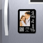 Ímã Salve A Data Do Na moda Branco Negro<br><div class="desc">Salve a data em que o Na moda branco preto apresenta os modernos Números de Casamentos com um fundo preto com a sua fotografia personalizada. Personalize com seu texto editando o texto nas caixas de texto fornecidas e adicione o URL do seu site para o seu código QR personalizado. Projetado...</div>
