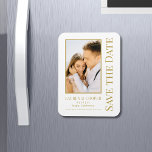 Ímã Salve A Data Dourada Na moda Moderna Casamento Bra<br><div class="desc">Salve a data White Dourado Na moda de Script Modern Wedding Magnet apresenta um fundo branco com sua foto personalizada. Personalize com seu texto editando o texto nas caixas de texto fornecidas. Projetado para você por ©Evco Studio www.zazzle.com/store/evcostudio</div>