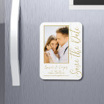 Ímã Salve A Data Dourada Na moda Moderna Casamento Bra<br><div class="desc">Salve a data White Dourada Na moda com Script Modern Wedding Magnets apresenta um fundo branco com sua foto personalizada. Personalize com seu texto editando o texto nas caixas de texto fornecidas. Projetado para você por ©Evco Studio www.zazzle.com/store/evcostudio</div>