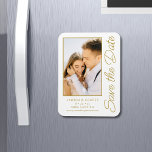 Ímã Salve A Data Dourada Na moda Moderna Casamento Bra<br><div class="desc">Salve a data White Dourado Na moda com Script Modern Wedding Cards apresenta um fundo branco com sua foto personalizada. Personalize com seu texto editando o texto nas caixas de texto fornecidas. Projetado para você por ©Evco Studio www.zazzle.com/store/evcostudio</div>