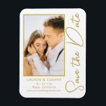 Ímã Salve A Data Dourada Na moda Moderna Casamento Bra<br><div class="desc">Salve a data White Dourado Na moda com Script Modern Wedding Cards apresenta um fundo branco com sua foto personalizada. Personalize com seu texto editando o texto nas caixas de texto fornecidas. Projetado para você por ©Evco Studio www.zazzle.com/store/evcostudio</div>
