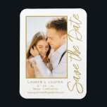 Ímã Salve A Data Dourada Na moda Moderna Casamento Bra<br><div class="desc">Salve a data White Dourada Na moda com Script Modern Wedding Magnets apresenta um fundo branco com sua foto personalizada. Personalize com seu texto editando o texto nas caixas de texto fornecidas. Projetado para você por ©Evco Studio www.zazzle.com/store/evcostudio</div>